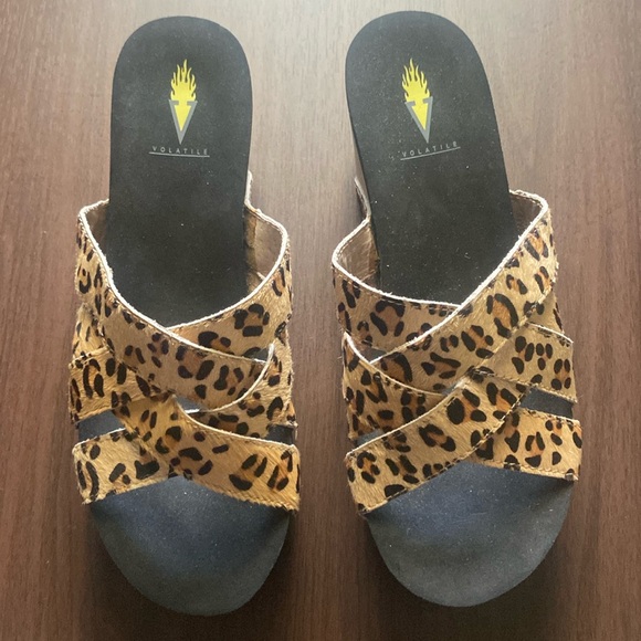 VOLATILE Shoes Women’s Size 9 Volatile Mayfield Leopard Print Calf Hair Wedge - Picture 2 of 9